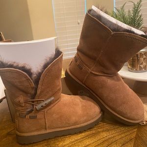 UGG WOMEN'S MEADOW SHORT BOOTS - ROUND TOE